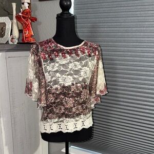 🫶🏼Rain - Floral Lace Overlay Top in Cream and Burgundy size small